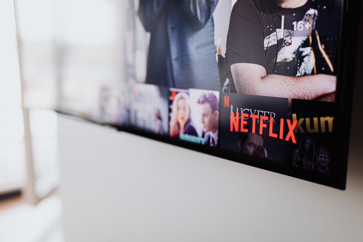 Aplicaciones de streaming Netflix y YouTube en una pantalla moderna con dispositivos conectados