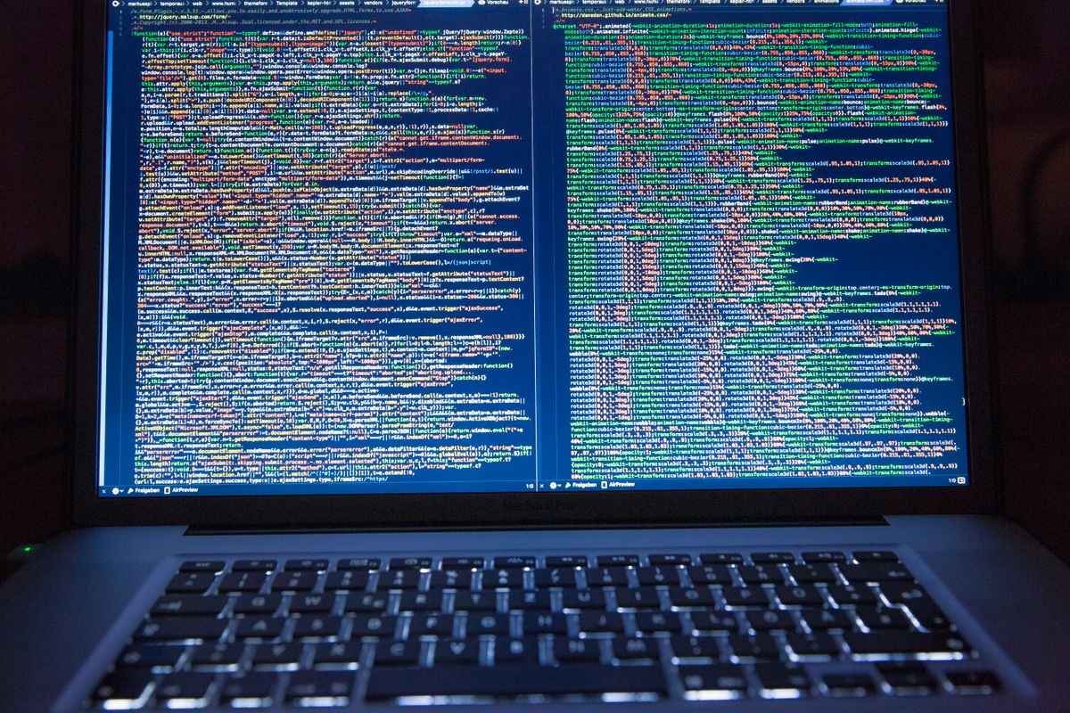 Centro de datos con servidores en rack, la infraestructura que Google necesita desesperadamente para Gemini Enterprise