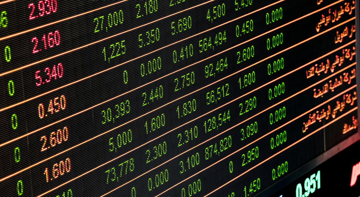 Calculadora, números y gráficos, representación del ahorro y las inversiones