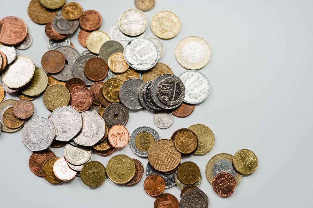 Monedas y billetes que representan el crecimiento económico y la inversión