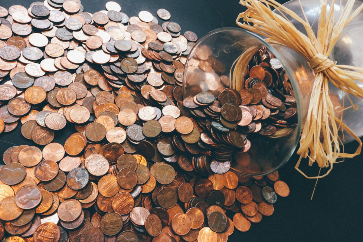 Persona organizando ahorros y planificando su futuro financiero